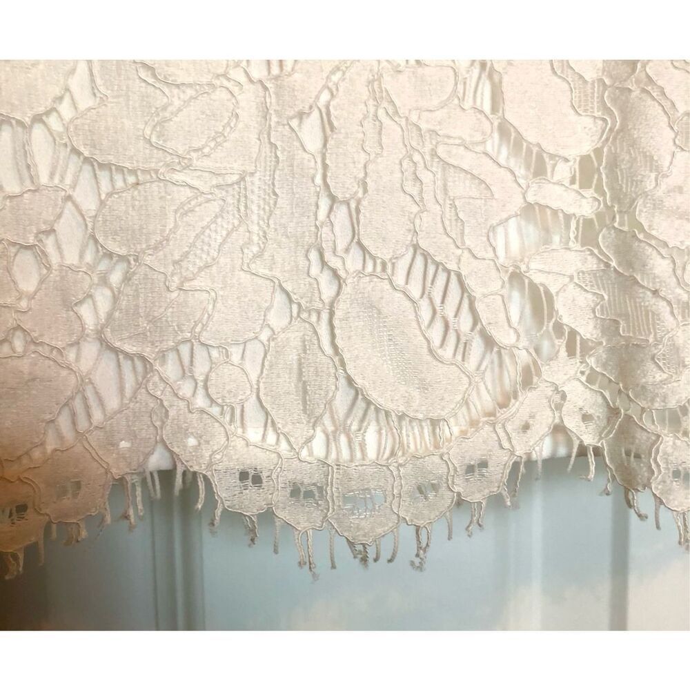 VINCE CAMUTO - L Sz Med Ivory Lace Long-Sleeve Lined Blouse w/Bell Sleeves. EUC - Picture 9 of 12